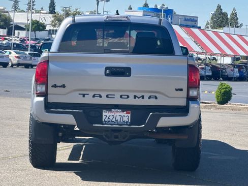 Used 2021 Toyota Tacoma SR5 w/ Technology Package image 8