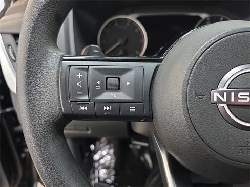 Used 2023 Nissan Rogue SV image 17