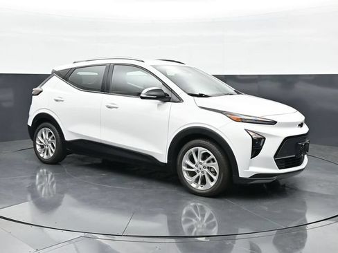 Used 2023 Chevrolet Bolt EUV LT w/ Driver Confidence Package FWD image 3