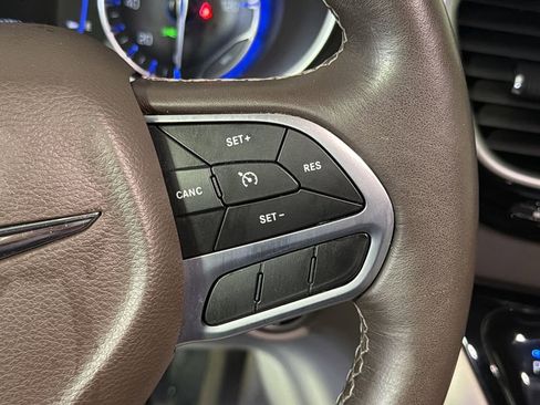 Used 2020 Chrysler Pacifica Touring-L image 19