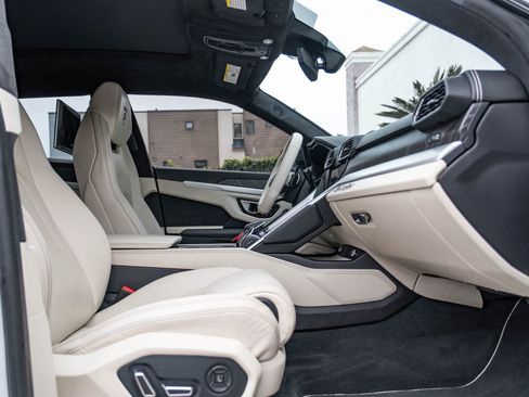Used 2019 Lamborghini Urus image 43