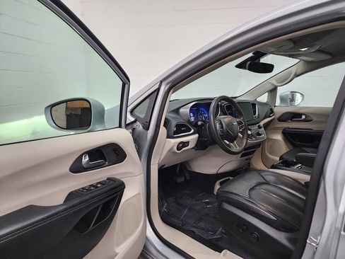 Used 2022 Chrysler Pacifica Touring-L FWD image 11