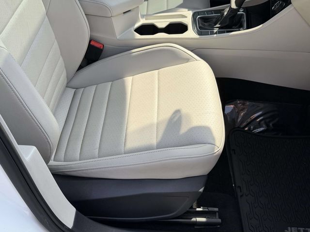 Used 2024 Volkswagen Jetta SE w/ Panoramic Sunroof Package FWD image 9
