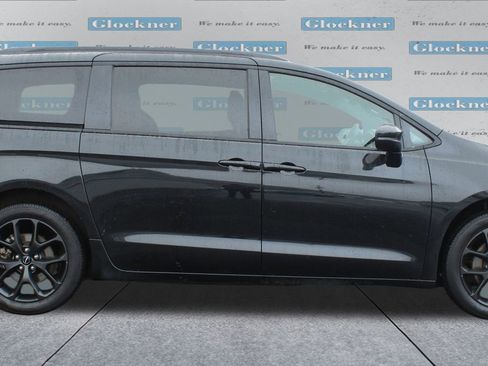 Used 2023 Chrysler Pacifica Touring-L w/ S Appearance Package image 4