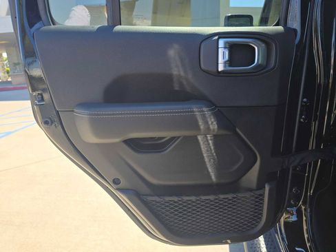 Used 2022 Jeep Wrangler Unlimited Sahara AWD/4WD image 17