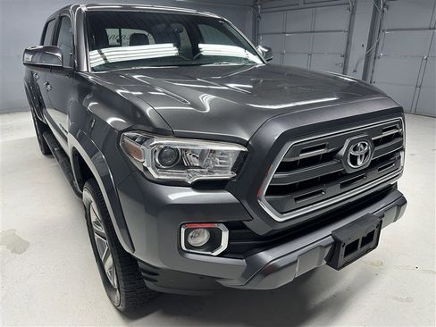 Used 2016 Toyota Tacoma Limited image 9