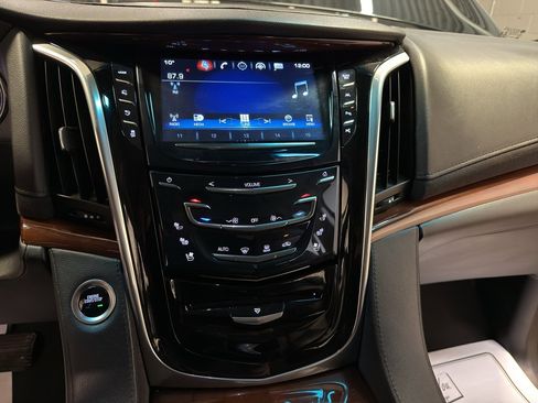 Used 2019 Cadillac Escalade Luxury image 18