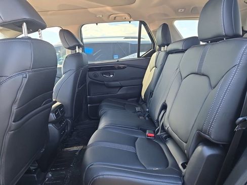 Used 2025 Honda Pilot Touring image 9