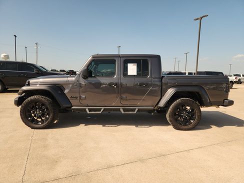Used 2025 Jeep Gladiator Sport AWD/4WD image 3