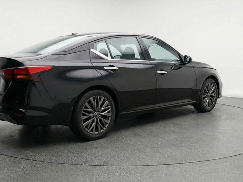 Used 2025 Nissan Altima 2.5 SV FWD image 9
