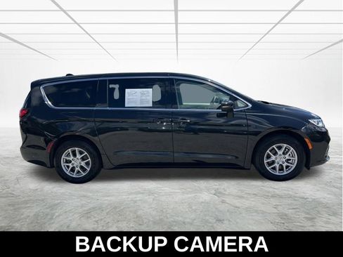 Certified 2023 Chrysler Pacifica Touring-L image 4