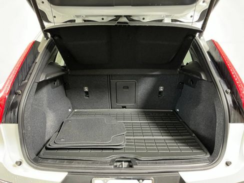 Used 2022 Volvo XC40 T5 Momentum w/ Premium Package AWD/4WD image 29