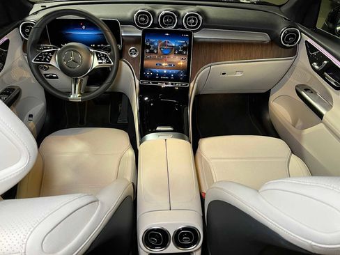 Used 2025 Mercedes-Benz GLC 300 4MATIC image 40