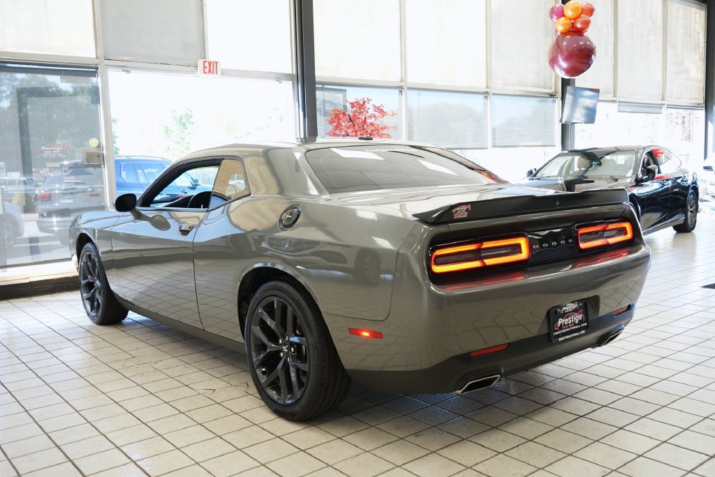 Used 2019 Dodge Challenger SXT w/ Blacktop Package RWD image 4
