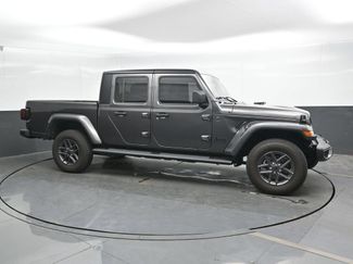 Used 2025 Jeep Gladiator Sport AWD/4WD video 3