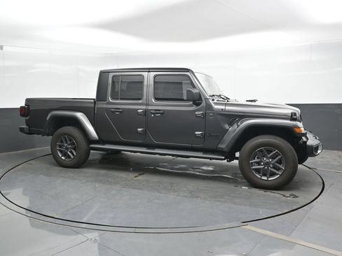 Used 2025 Jeep Gladiator Sport AWD/4WD image 3