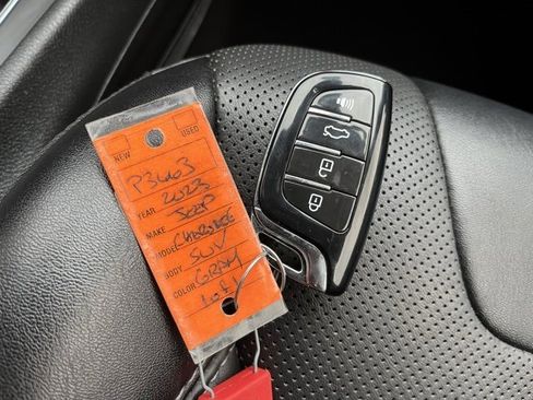 Used 2023 Jeep Cherokee Altitude Lux image 32