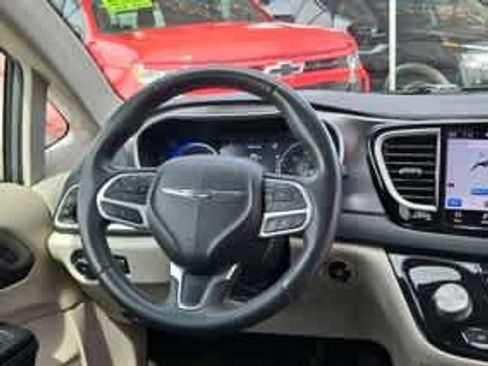 Used 2022 Chrysler Pacifica Touring-L FWD image 27
