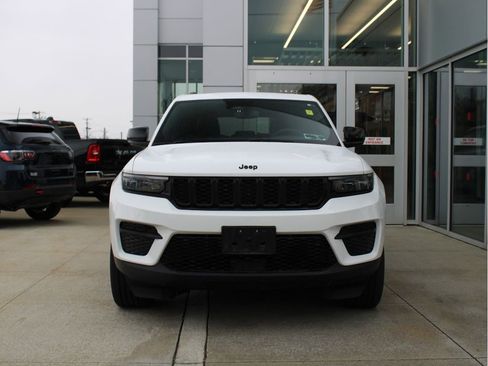 Used 2023 Jeep Grand Cherokee Altitude image 2