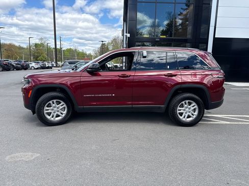 Used 2024 Jeep Grand Cherokee Laredo w/ Luxury Tech Group I AWD/4WD image 2