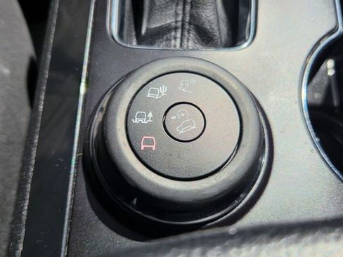 Used 2018 Ford Explorer XLT w/ Equipment Group 202A AWD/4WD image 35