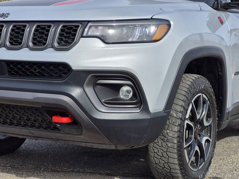 Used 2025 Jeep Compass Trailhawk AWD/4WD image 9