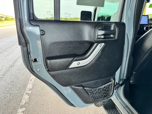 Used 2015 Jeep Wrangler Unlimited Sahara w/ Dual Top Group AWD/4WD image 17