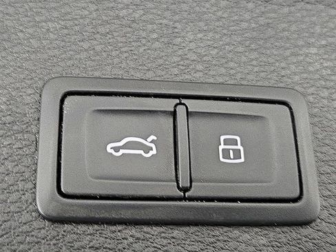 Used 2023 Audi SQ5 Premium Plus w/ Premium Plus Package image 28