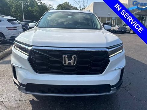Used 2025 Honda Pilot Touring image 2