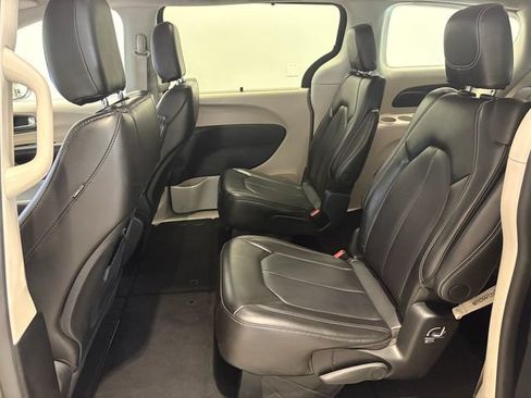 Used 2023 Chrysler Pacifica Touring-L FWD image 10