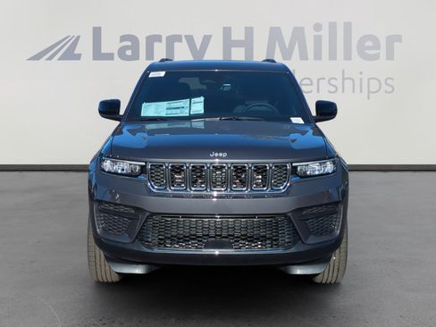 New 2025 Jeep Grand Cherokee Laredo image 8