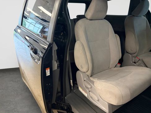 Used 2020 Toyota Sienna L FWD image 18