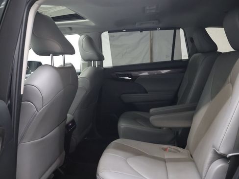 Used 2024 Toyota Highlander Limited FWD image 15