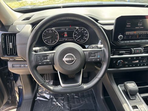 Used 2025 Nissan Pathfinder SV FWD image 30