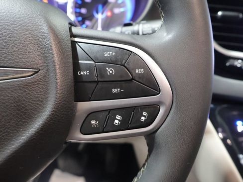 Used 2024 Chrysler Pacifica Touring-L FWD image 38
