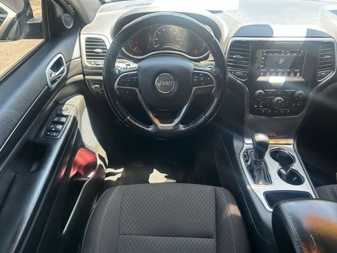 Used 2019 Jeep Grand Cherokee Laredo RWD image 9