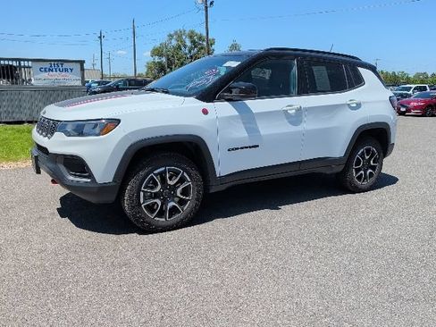 Used 2025 Jeep Compass Trailhawk AWD/4WD image 1