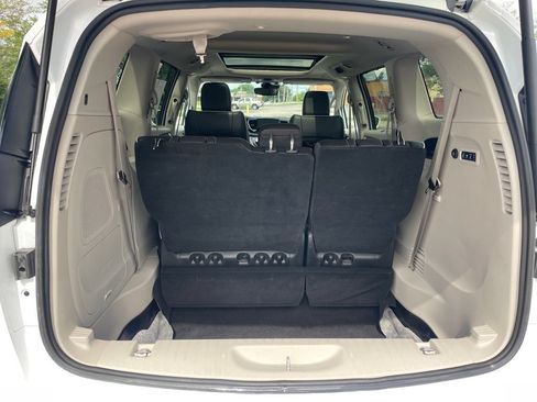 Used 2022 Chrysler Pacifica Limited FWD image 10