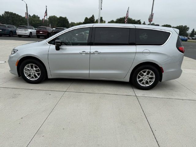 Used 2026 Chrysler Pacifica Select FWD image 4