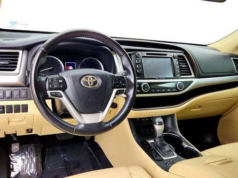 Used 2019 Toyota Highlander XLE AWD/4WD image 13