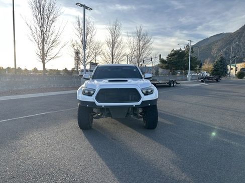 Used 2017 Toyota Tacoma TRD Sport image 8