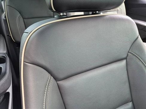 Used 2023 Chevrolet Traverse Premier FWD image 19