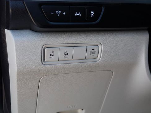 Used 2023 Kia Carnival LX image 12