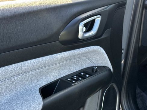 Used 2023 Jeep Compass Sport image 18