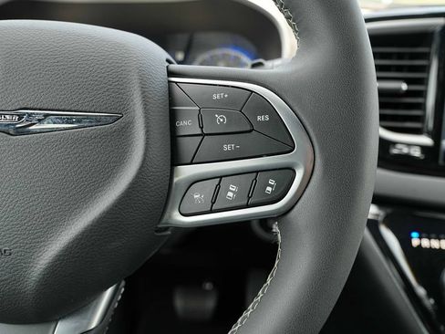 Used 2026 Chrysler Pacifica Select FWD image 34