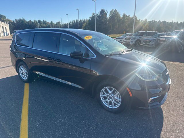 Used 2025 Chrysler Pacifica Select FWD image 10