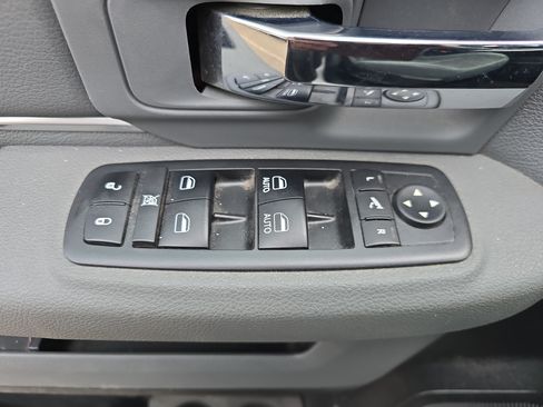 Used 2018 RAM 1500 SLT AWD/4WD image 19