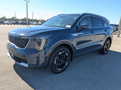 Certified 2025 Kia Sorento S w/ Panoramic Sunroof Package image 9