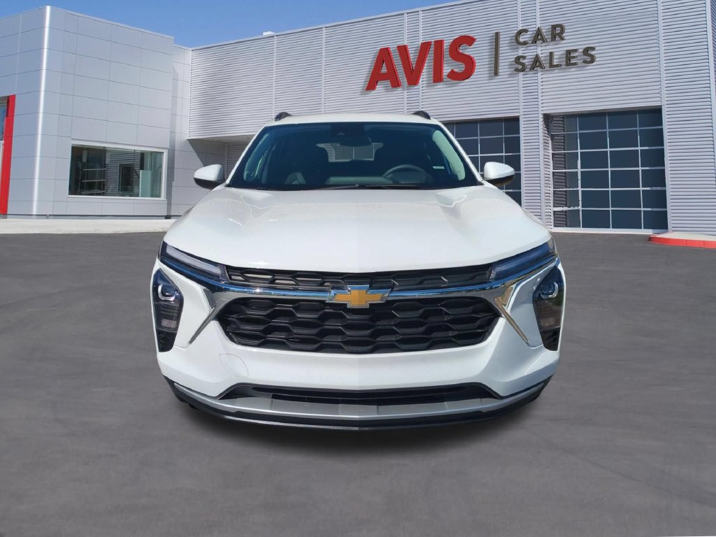 Used 2026 Chevrolet Trax LT FWD image 2