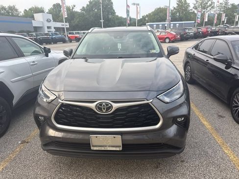 Used 2022 Toyota Highlander XLE AWD/4WD image 2